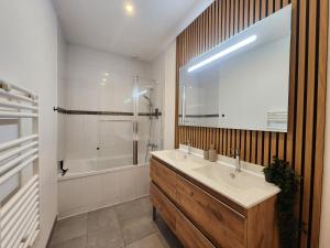 a bathroom with a sink and a shower at Le Plaisance de Mérignac in BOD