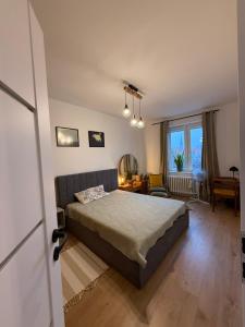 Кровать или кровати в номере Staromiejskie Retro Apartment by Downtown Apartments