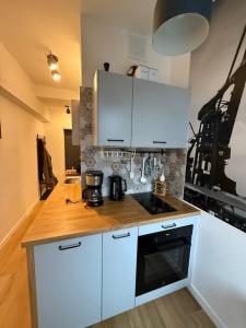 Кухня или мини-кухня в Staromiejskie Retro Apartment by Downtown Apartments
 +8 фотографий