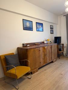 Телевизор и/или развлекательный центр в Staromiejskie Retro Apartment by Downtown Apartments