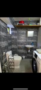 Ένα μπάνιο στο Seaside View Terrace Apartment +11 φωτογραφίες