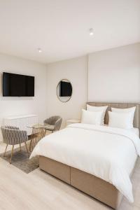 Un pat sau paturi într-o cameră la J&K Towarowa Towers