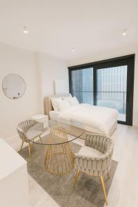 Un pat sau paturi într-o cameră la J&K Towarowa Towers