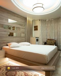 Ένα ή περισσότερα κρεβάτια σε δωμάτιο στο Golden Motel