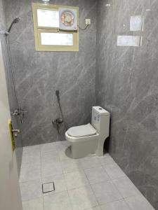 a bathroom with a toilet and a shower at شقق رحابة المكان للشقق المفروشه in Al Kharj