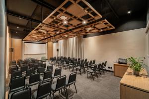 a room with rows of chairs and a projection screen at Intercity Porto Alegre Praia de Belas in Porto Alegre +32 photos