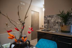 una cucina con tavolo e vaso con fiori di Pipera Studio Apartment a Voluntari Altre 55 foto
