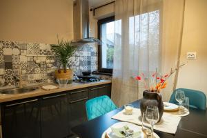 una cucina con tavolo, sedie e finestra di Pipera Studio Apartment a Voluntari