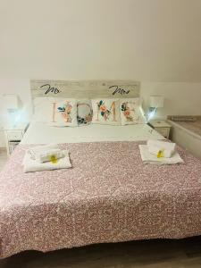 una camera da letto con un letto con due asciugamani sopra di Casetta Piazza Plebiscito a Napoli