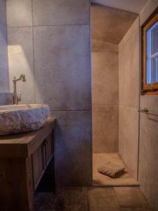 Koupelna v ubytování Chalet with fireplace and sauna