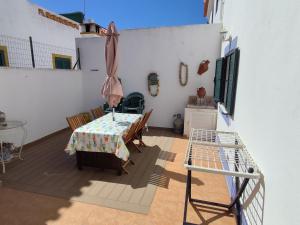 a room with a table and a bed in a room at Marmequer in Almograve
