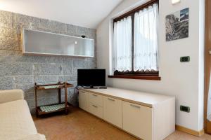 Μια τηλεόραση ή/και κέντρο ψυχαγωγίας στο Jack Apartment In Pinzolo Center