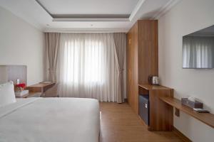 Ένα ή περισσότερα κρεβάτια σε δωμάτιο στο Lyns Hotel