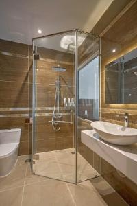 Ένα μπάνιο στο Lyns Hotel