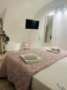una camera da letto con un letto con due asciugamani sopra di Casetta Piazza Plebiscito a Napoli