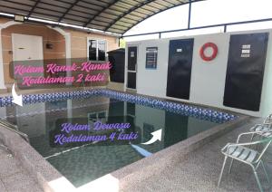 een zwembad in het midden van een gebouw bij Mami Homestay in Alor Setar