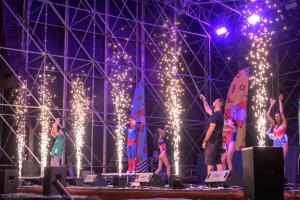 een groep mensen op een podium met lichten bij Hotel San Marino in Riccione +47 foto's