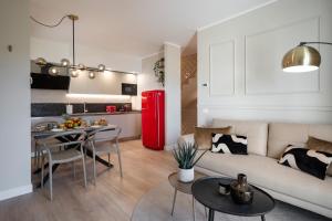 Una sala de estar y una cocina con un sofá y un refrigerador rojo. en NEW Casa Florentia, en Ambrogiana