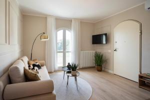a living room with a couch and a table at NEW Casa Florentia in Ambrogiana