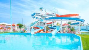 een waterglijbaan bij een waterpark bij Hotel San Marino in Riccione