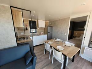 a dining room and kitchen with a table and chairs at Modèle d'exception, 3 ch, 2 sdb, 43m2 - proche parc aquatique in Lattes