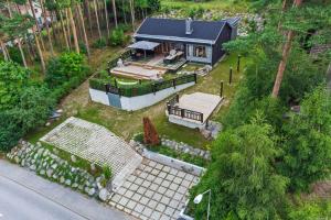 una vista aérea de una casa con jardín en Sjöutsikt Sövde, en Sövde