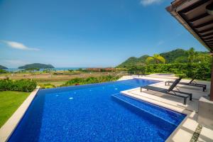 Bazén v ubytování Casa Blue Sail 6 bdr Ocean View nebo v jeho okolí