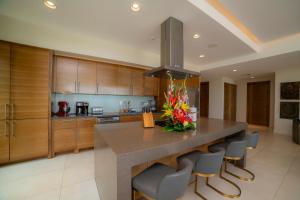 Kuchyň nebo kuchyňský kout v ubytování Casa Blue Sail 6 bdr Ocean View