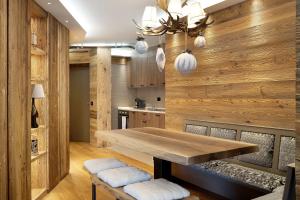 Кухня или мини-кухня в Apt Design a Campiglio 400m funivie
