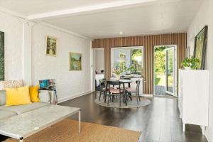 una sala de estar con un sofá y una mesa en 8254-Vordingborg-Masnedovej-34, en Ore
