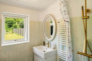 un baño con lavabo y espejo en 8254-Vordingborg-Masnedovej-34, en Ore