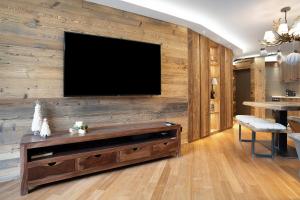 Телевизор и/или развлекательный центр в Apt Design a Campiglio 400m funivie