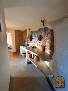 cocina con mesa y pared de piedra en Cap Hélios, Centuri, en Morsiglia 18 fotos más