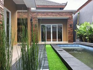 Bazén v ubytování Alam Sari GUEST HOUSE nebo v jeho okolí