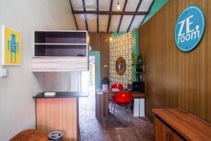 Η κουζίνα ή μικρή κουζίνα στο RedDoorz near Lotte Mart Maguwoharjo Yogyakarta