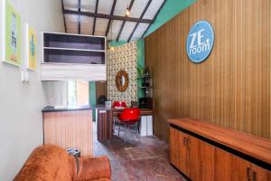 Χώρος καθιστικού στο RedDoorz near Lotte Mart Maguwoharjo Yogyakarta