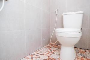 Ένα μπάνιο στο RedDoorz near Lotte Mart Maguwoharjo Yogyakarta +26 φωτογραφίες