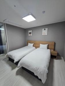 Una cama o camas en una habitación de The 강릉 오션스테이 first
