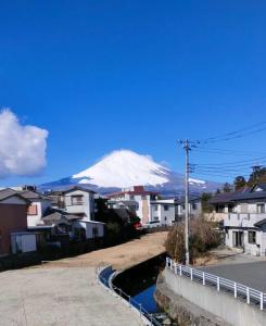 御殿場市にある駅近4分 富士山を眺める和風宿2の街の背景にある雪に覆われた山