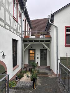 an external view of a house with a porch at Gästehaus Grüner Baum in Oestrich-Winkel