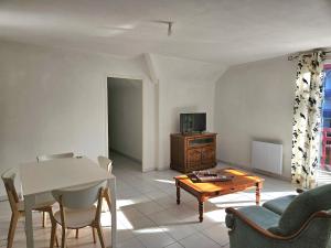 Μια τηλεόραση ή/και κέντρο ψυχαγωγίας στο Appartement lumineux avec terrasse et parking à 5 min du centre ville +8 φωτογραφίες