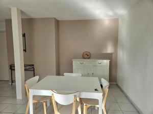 Φωτογραφία από το άλμπουμ του Appartement lumineux avec terrasse et parking à 5 min du centre ville σε Salies-de-Bearn
