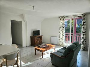 Μια τηλεόραση ή/και κέντρο ψυχαγωγίας στο Appartement lumineux avec terrasse et parking à 5 min du centre ville