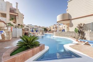 een zwembad in het midden van een resort bij Yucca Park 1 Bed Apartment in Adeje