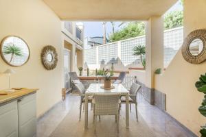 een keuken en eetkamer met een tafel en stoelen bij Yucca Park 1 Bed Apartment in Adeje