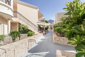 een lege straat in een gebouw met planten bij Yucca Park 1 Bed Apartment in Adeje