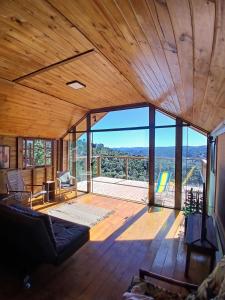 a living room with a large wooden ceiling at Scandinavian Lodge - Jacuzzi Privativa in Campos do Jordão