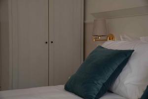 Postel nebo postele na pokoji v ubytování Hotel Canada