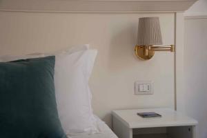 Una cama o camas en una habitación de Hotel Canada