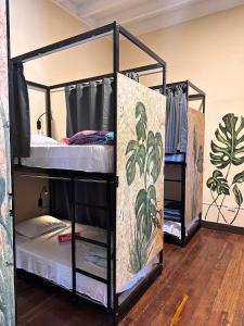 2 literas en una habitación con 1 habitación en Ancestral Lima Downtown, en Lima